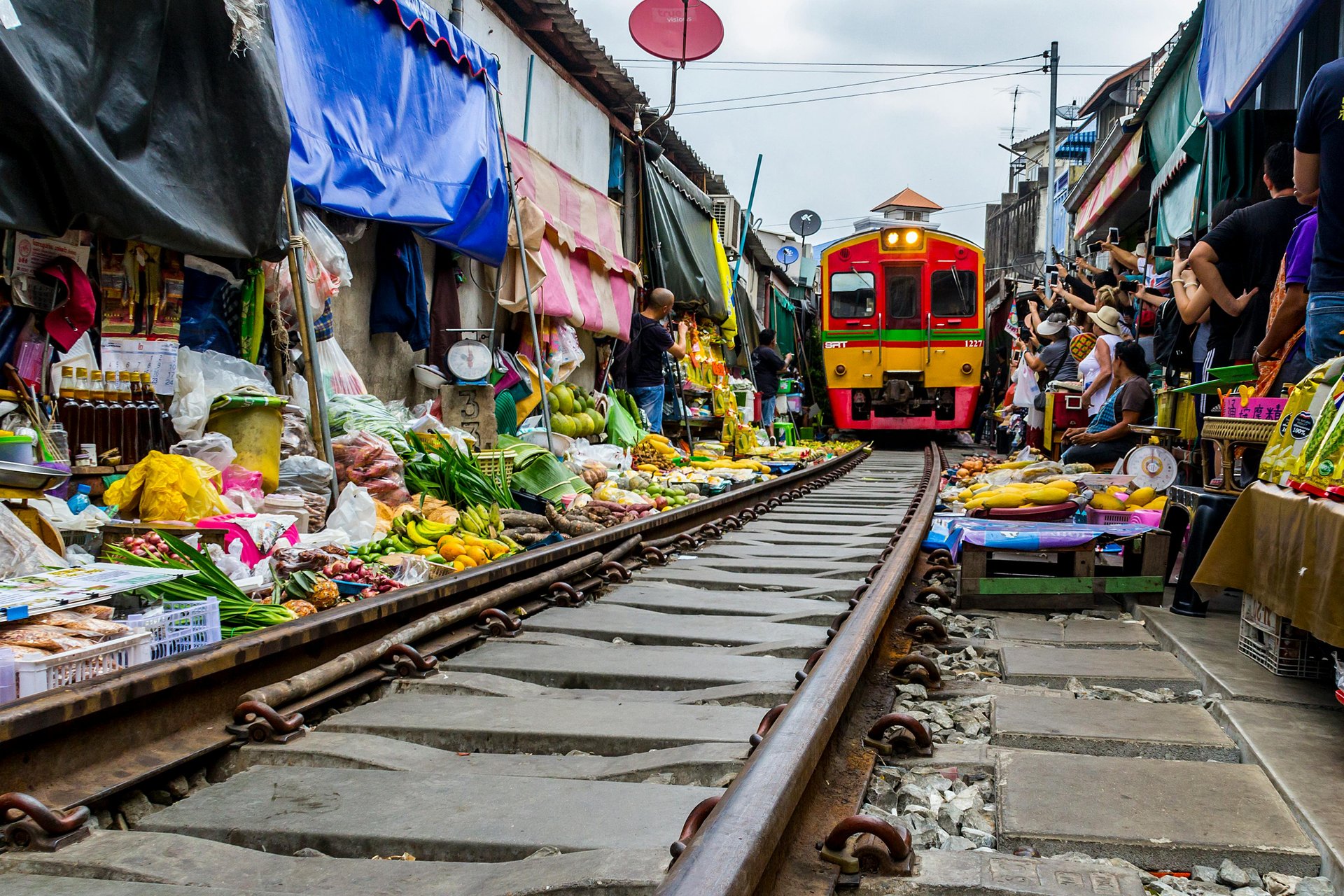 maeklong-railway-market-bangkok-thailand-plans2pick-1773568842020.jpg